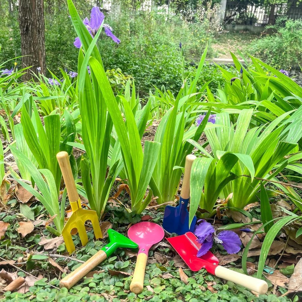 5 Piece 8 Kids Gardening Tools, Made of Metal with Sturdy Wooden Handle, Safe Beach Sandbox Snow Field Toy Gardening Equipment Spoon, Fork, Trowel, Rake  Shovel for Children