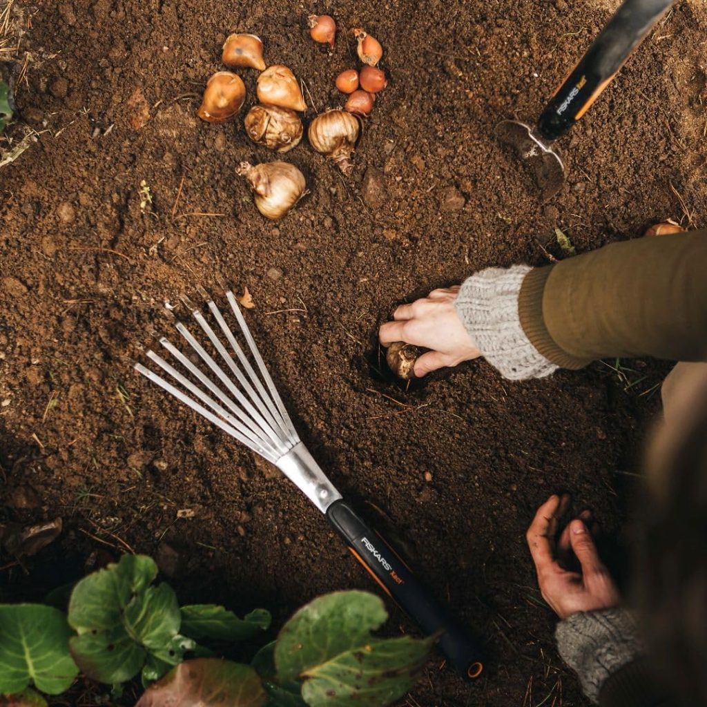 Fiskars Xact Hand Rake - Heavy Duty Gardening Hand Tool with Hang Hole - Lawn and Yard Tools - Black/Silver